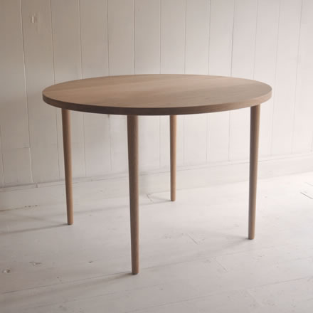 華奢な脚の丸テーブル | 無垢の木材家具 inu it furniture